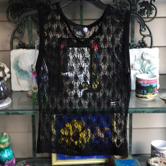 Really cute and sexy little open pattern black top - Picture 1 of 4